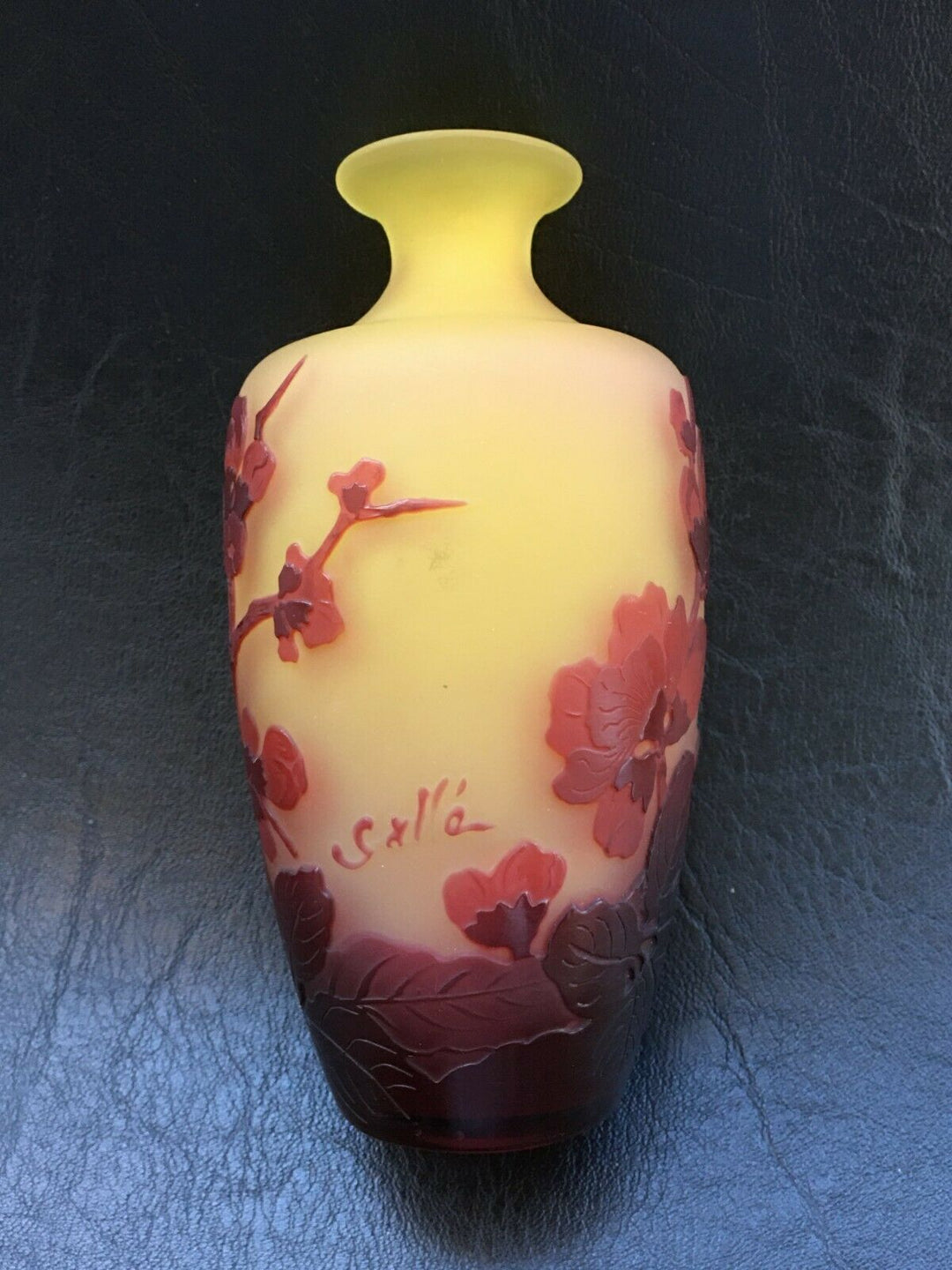 エミールガレ　ボケの花の花瓶 縁が黄色のサイン