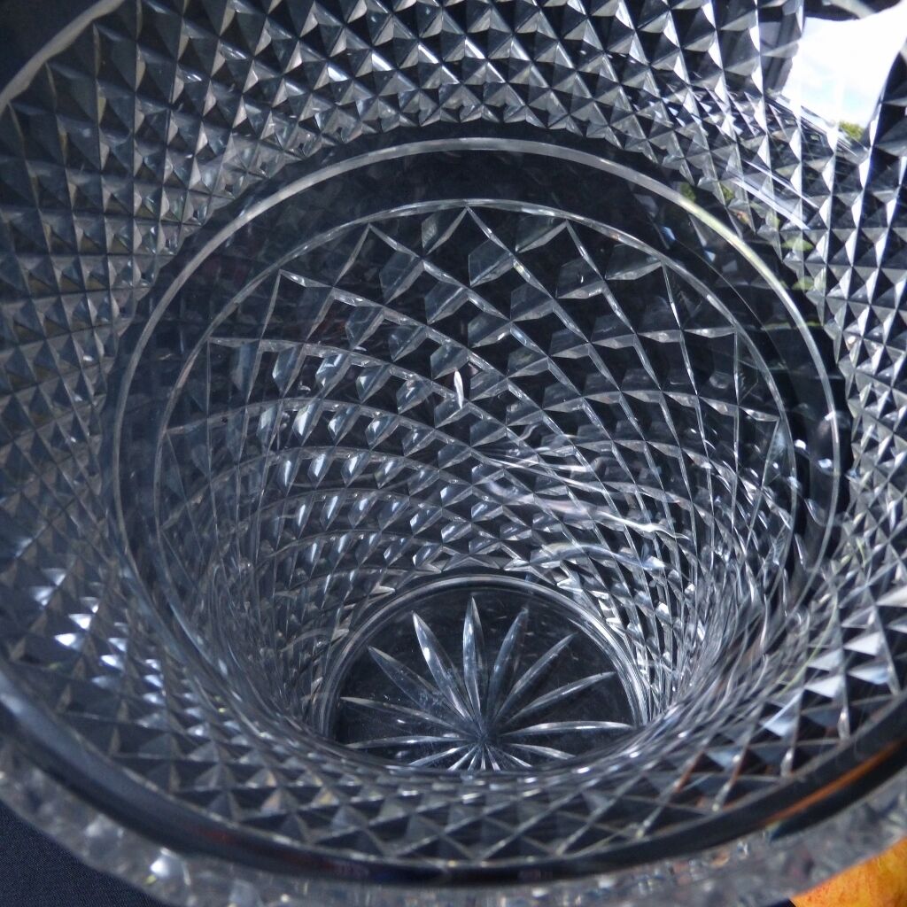 Très Grand Vase En Cristal Taillé Cabochon Et Pointe Diamant, St Louis? Baccarat