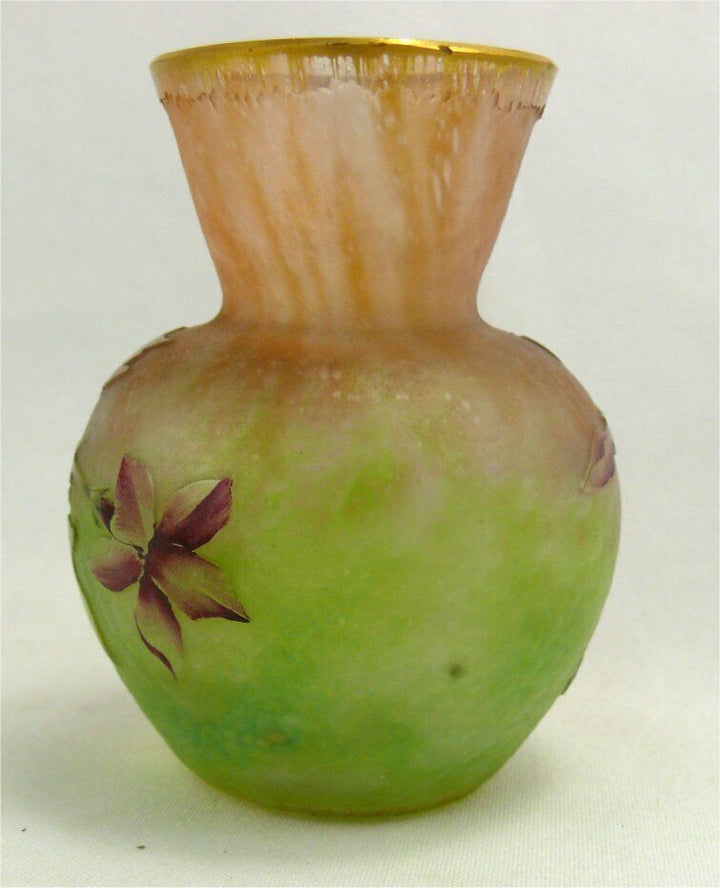 Daum, vase miniature multicouche, dégagé à l'acide, émaillé, doré, signé, intact