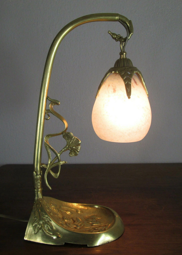 シュナイダー兄弟 アールヌーボーのアンティークテーブルランプの点灯中
