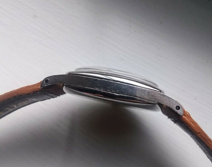 エテルナ 1940年代ヴィンテージ  オリジナルブラックギルドダイヤル Cal. 520 トノーステイブライトケース