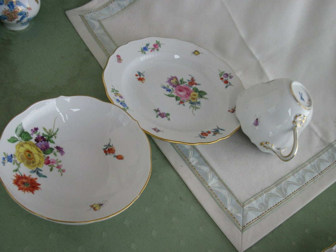 Schöne Meissen Kaffee-Sammeltasse mit vielen Blumen, Insekten-Malerei und Gold