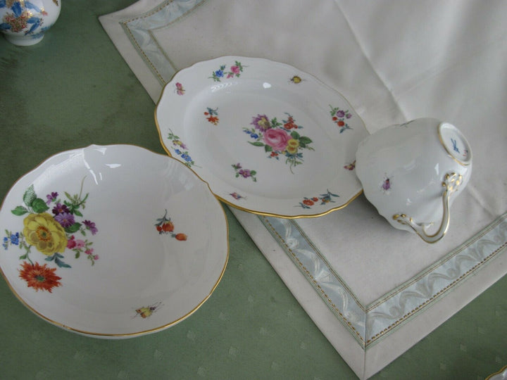 Schöne Meissen Kaffee-Sammeltasse mit vielen Blumen, Insekten-Malerei und Gold