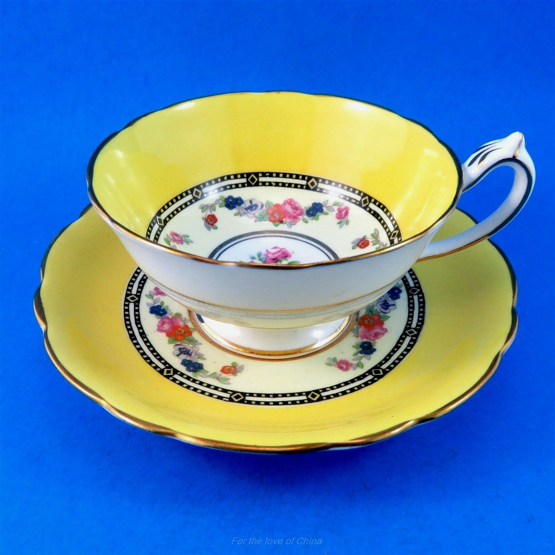 パラゴン　希少なスターマークとガーランド模様のイエローのカップ&ソーサー