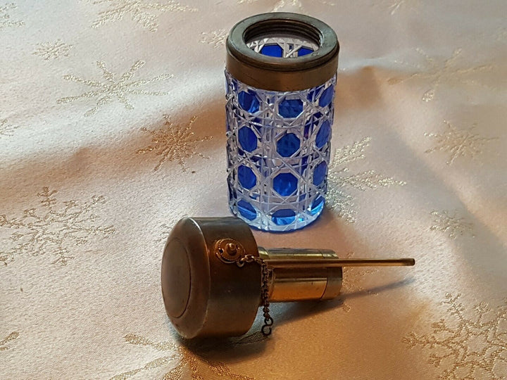 Baccarat flacon vaporisateur en verre bleu "signé AGNEL Paris"