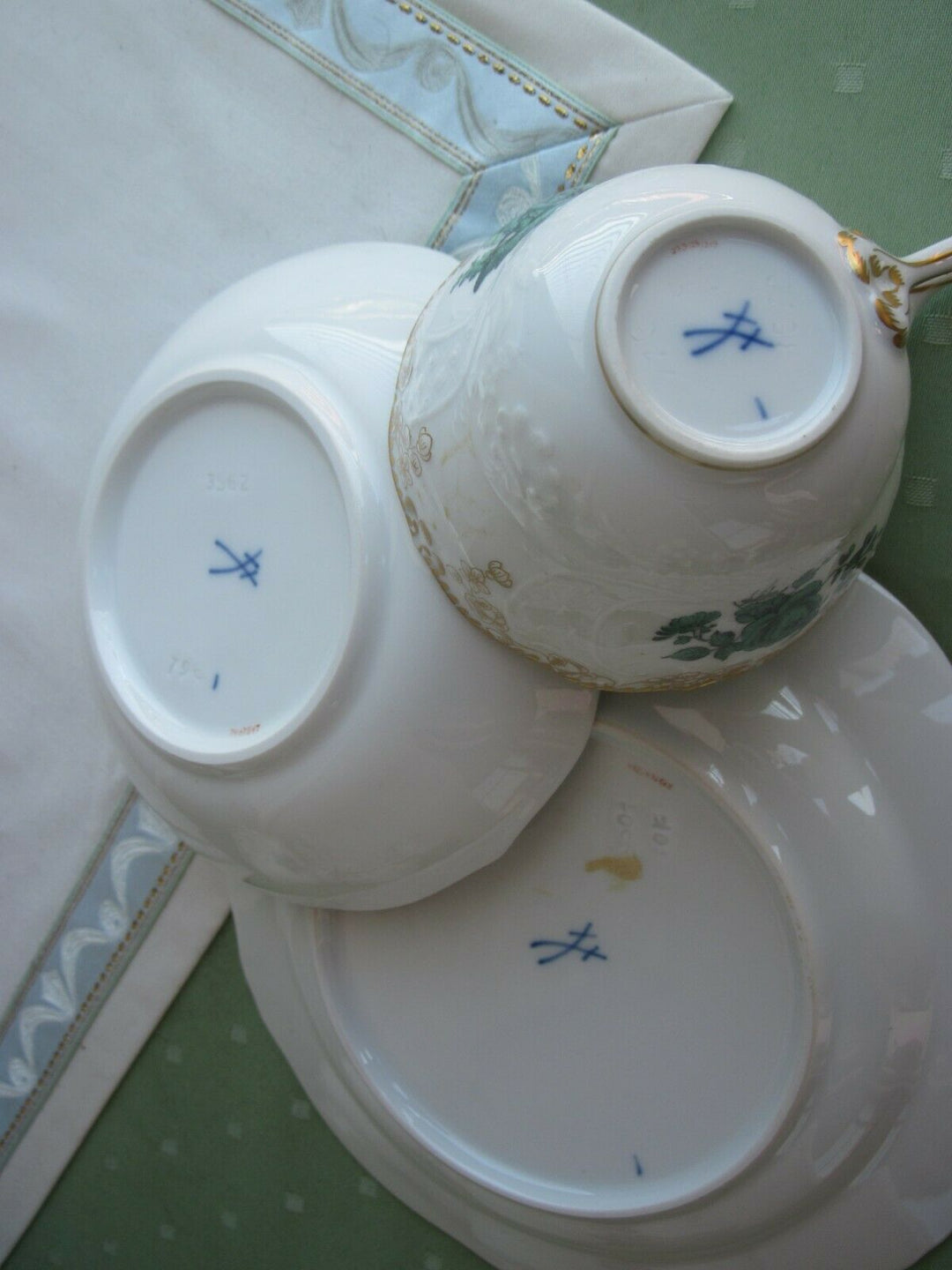 Wunderschöne Meissen Kaffee-Sammeltasse, Kupfergrün mit Watteau-Szenen