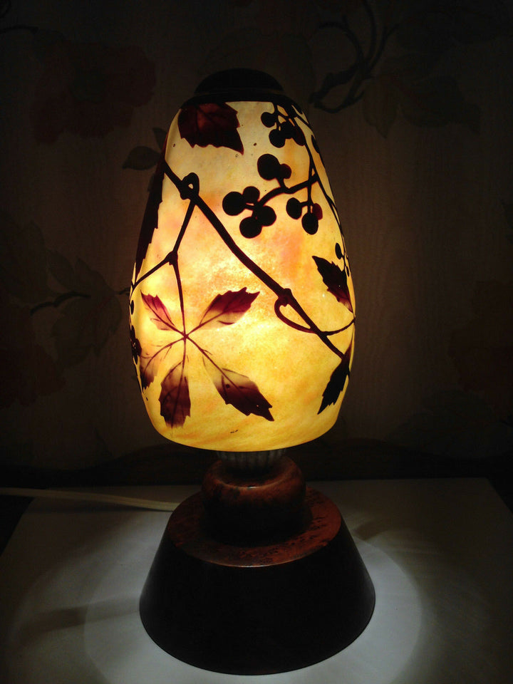 Daum Nancy : lampe en verre multicouches à décor floral / pied en bois précieux