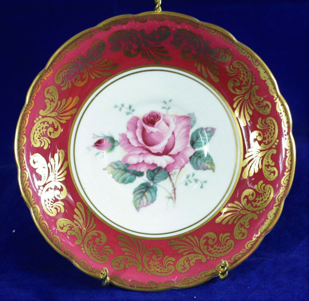 パラゴン　ピンクローズと金彩のロココ文様のレッドカップ＆ソーサー