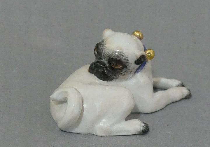 ⚔ Meissen Figur 78627 Mops mit Schellen liegend Kopf nach rechts 1.Wahl L.8,3cm