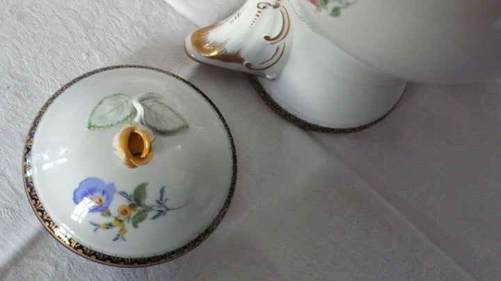 Große Kaffeekanne Meißen Schwertermarke Porzellan reiche Blumenmalerei , A-Kante