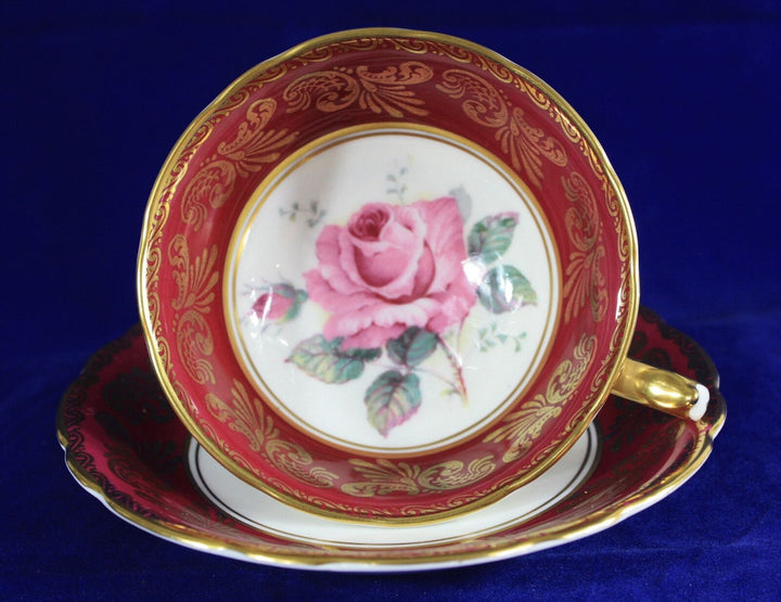 パラゴン　ピンクローズと金彩のロココ文様のレッドカップ＆ソーサー