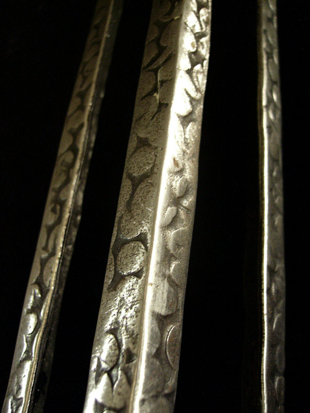 MULLER FRÈRES: SUSPENSION ART DÉCO EN FER FORGÉ ET GLOBE EN VERRE PRESSÉ 1930
