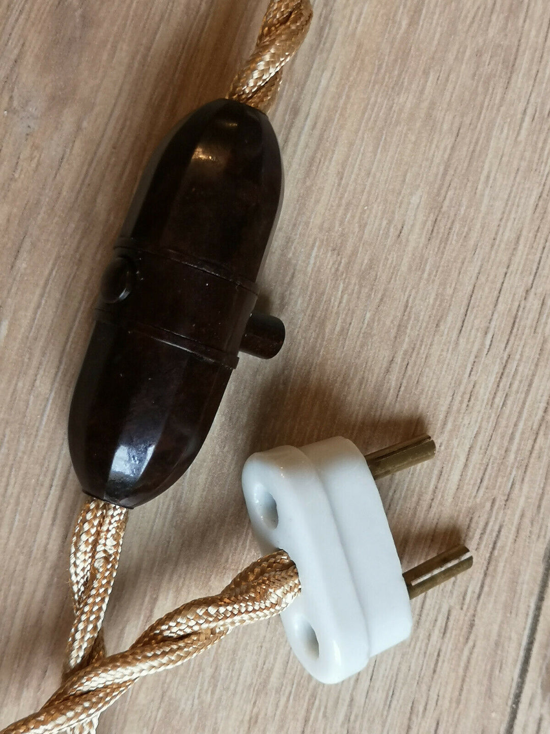 LAMPE ART DECO EN BRONZE. TULIPE EN PATE DE VERRE SIGNEE MULLER FRERES.