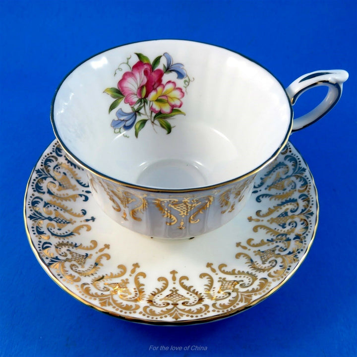 パラゴン　白地にゴールドのモチーフとスイートピー　カップ&ソーサー