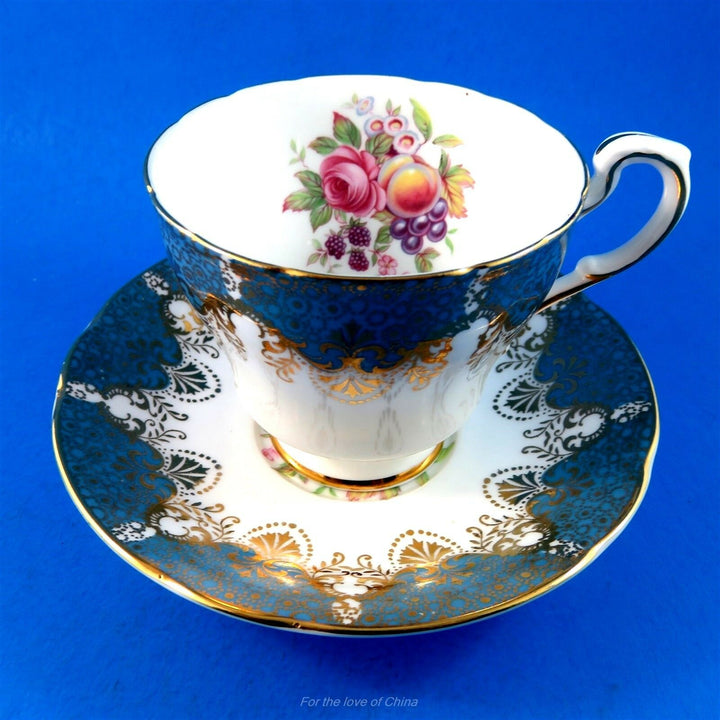 パラゴン　フルーツとお花の模様にブルーの型どりのカップ&ソーサー