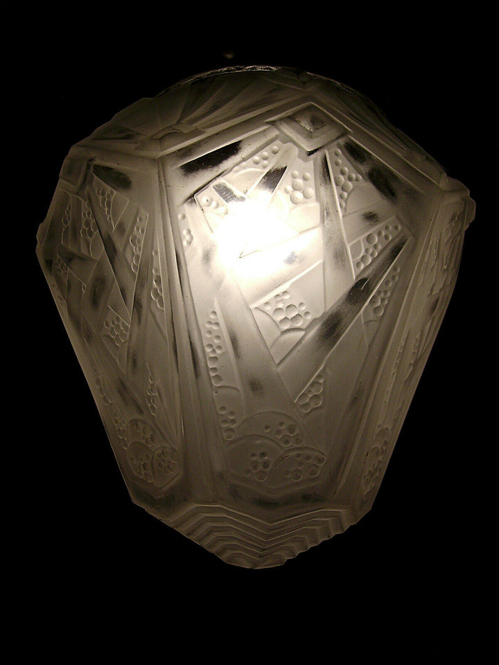 MULLER FRÈRES: SUSPENSION ART DÉCO EN FER FORGÉ ET GLOBE EN VERRE PRESSÉ 1930