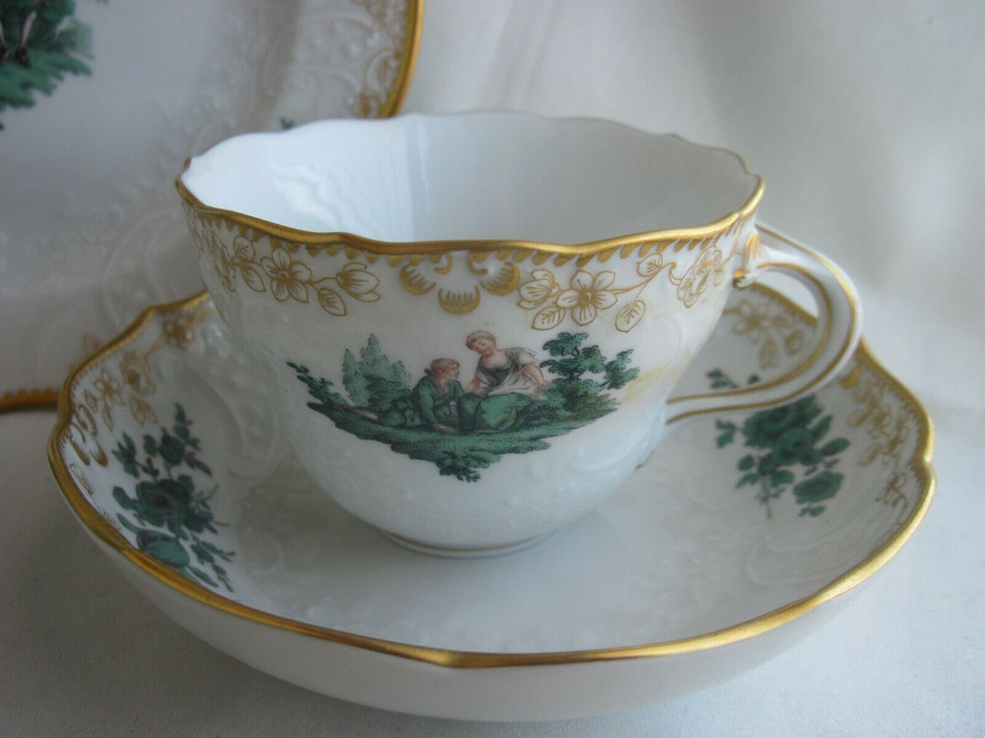 Wunderschöne Meissen Kaffee-Sammeltasse, Kupfergrün mit Watteau-Szenen