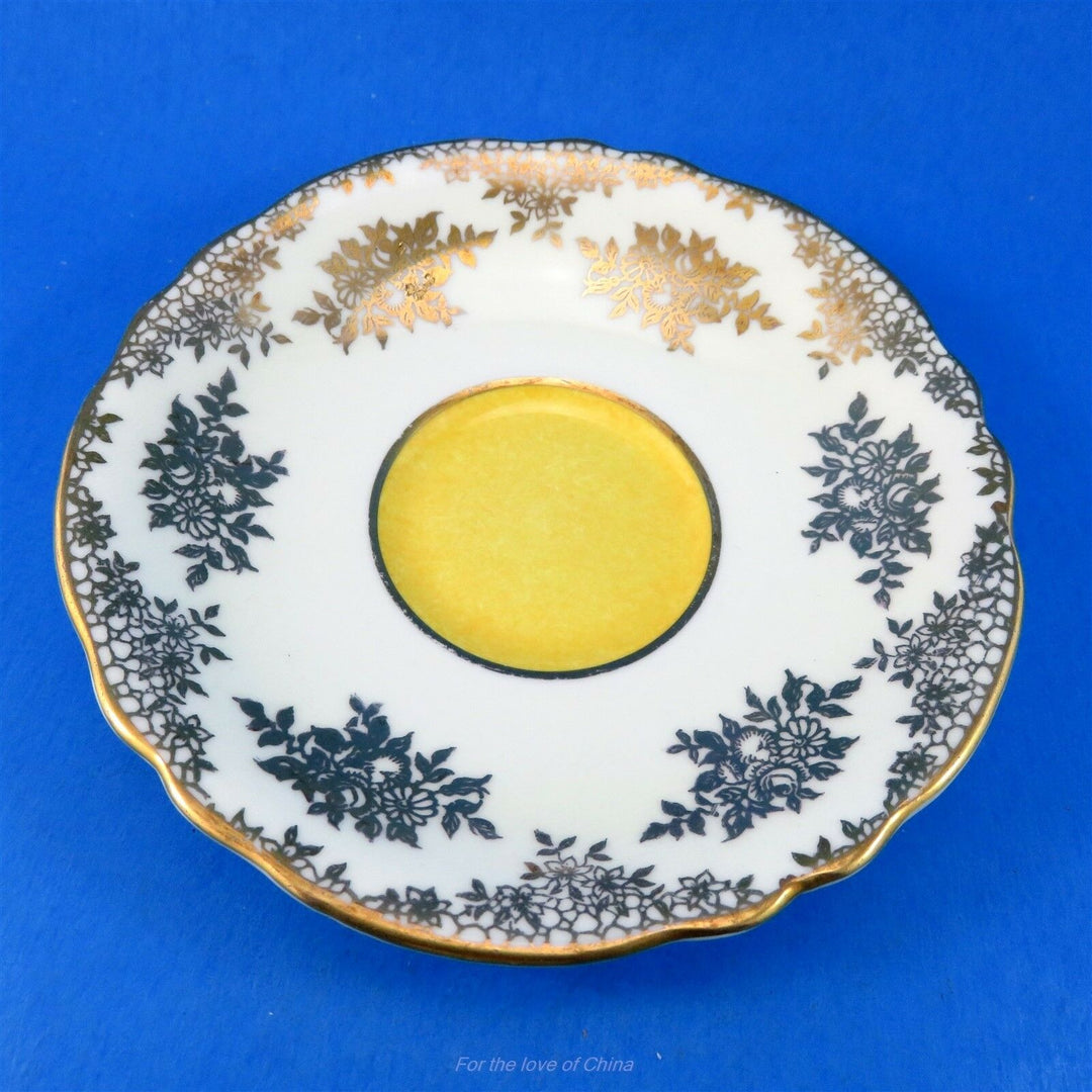 パラゴン　鮮やかなイエローエクステリアにベージュ地とゴールドのカップ&ソーサー