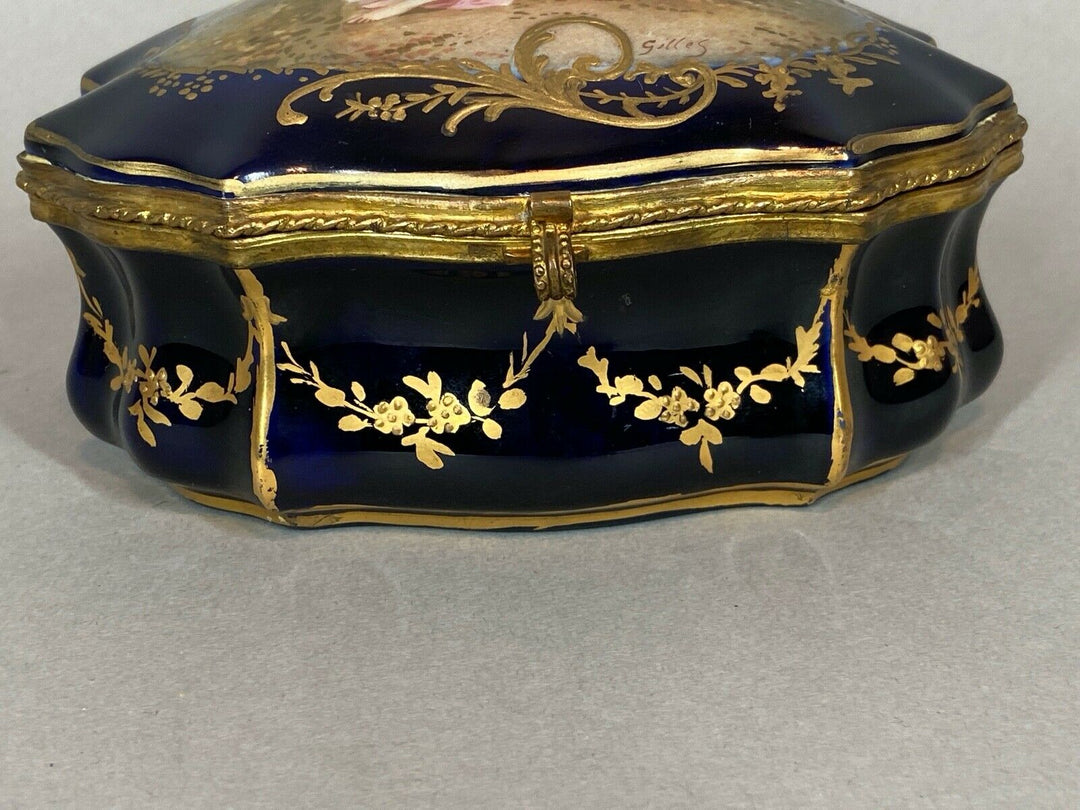 19th Century French Sèvre Porcelain Box. WORLDWIDE FREE SHIPPING