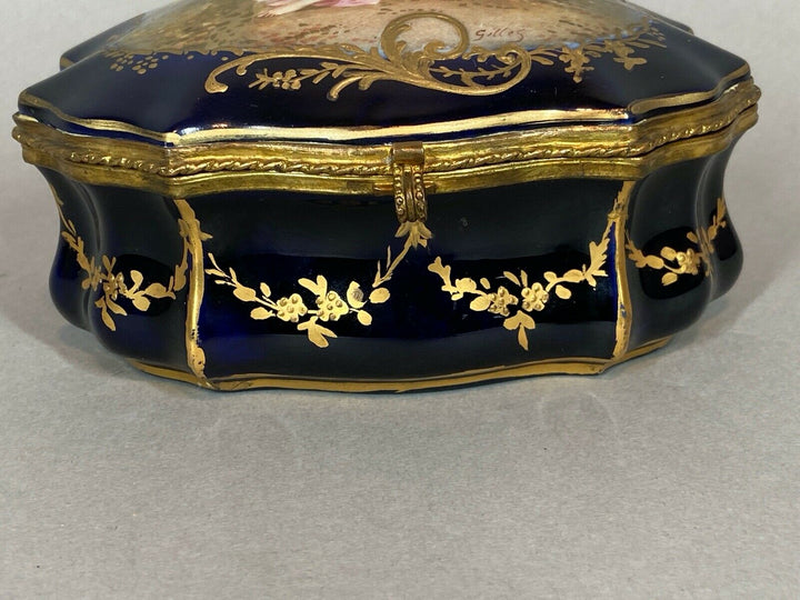 19th Century French Sèvre Porcelain Box. WORLDWIDE FREE SHIPPING