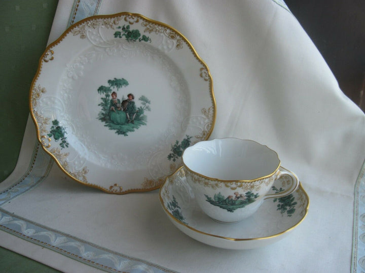 Wunderschöne Meissen Kaffee-Sammeltasse, Kupfergrün mit Watteau-Szenen