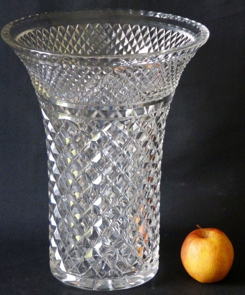 Très Grand Vase En Cristal Taillé Cabochon Et Pointe Diamant, St Louis? Baccarat