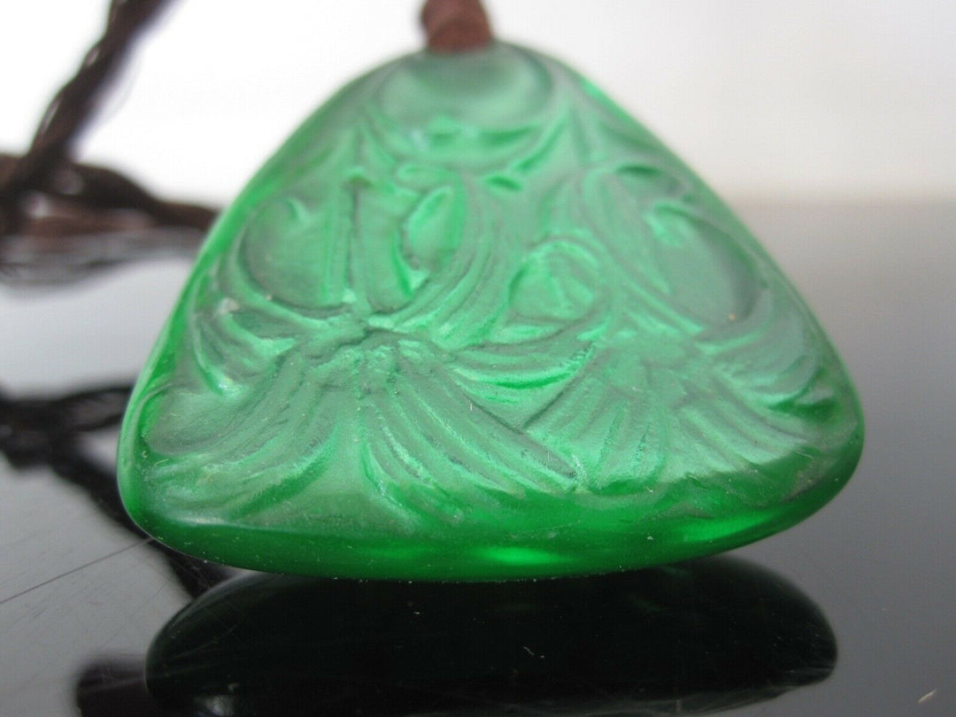 René Lalique : ancien pendentif vert émeraude signé R Lalique. Lys pendant.