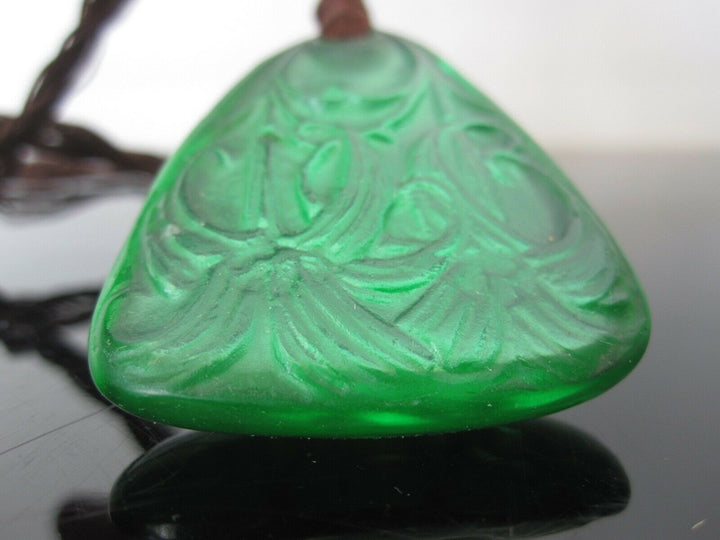 René Lalique : ancien pendentif vert émeraude signé R Lalique. Lys pendant.