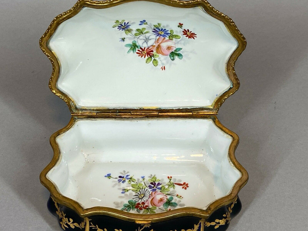 19th Century French Sèvre Porcelain Box. WORLDWIDE FREE SHIPPING