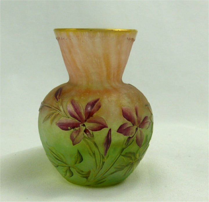 Daum, vase miniature multicouche, dégagé à l'acide, émaillé, doré, signé, intact