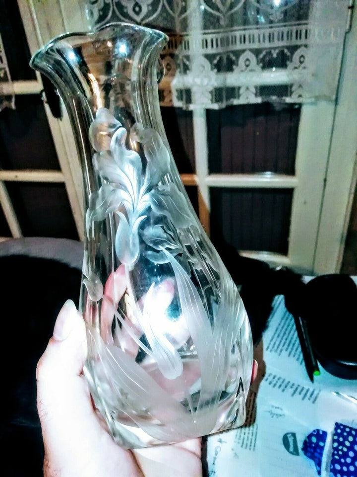 Baccarat. Paire de vases en cristal, à décor gravé à l'acide (rose, iris), 1900.