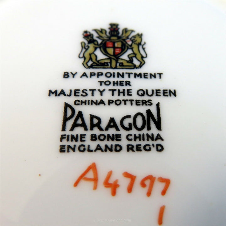 パラゴン　コバルトの縁に花柄のカップ&ソーサー