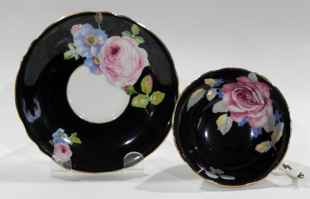 パラゴン　黒地に大輪のピンクローズのカップ＆ソーサー