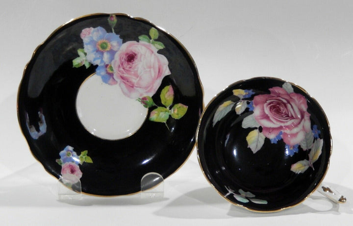パラゴン　黒地に大輪のピンクローズのカップ＆ソーサー