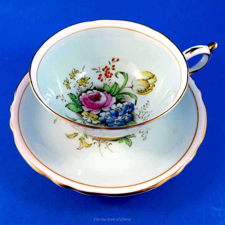 パラゴン　手描きのフローラルブーケと水色のカップ&ソーサー