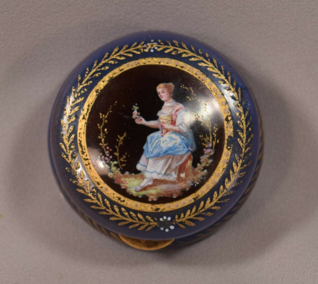 Beautiful Antique French Enamel Snuff Box Brilliant Gold Wash Interior