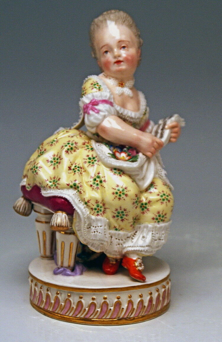 マイセン人形(MEISSEN) 本を持つ若いロココ調の貴婦人