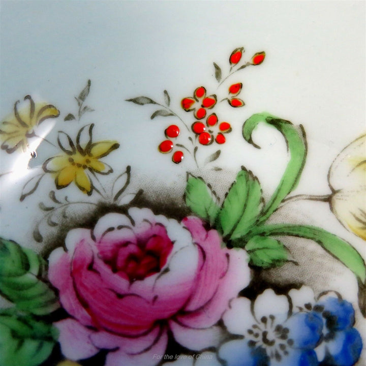 パラゴン　手描きのフローラルブーケと水色のカップ&ソーサー