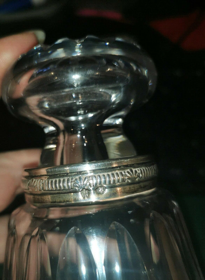 Attribué à Baccarat. Flacon piriforme en cristal clair taillé, cerclé argent.