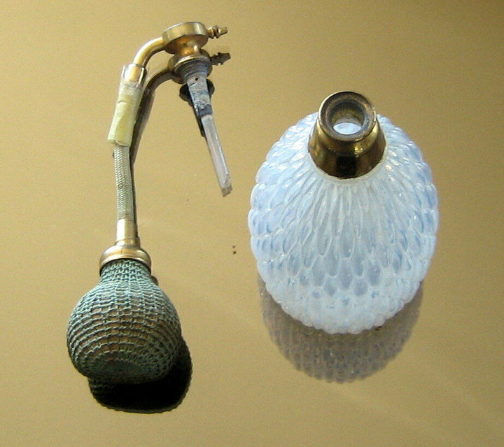 Rene Lalique 1925: "Graines" Atomizer for Unidentified Parfumeur. 4 1/2". RARE.
