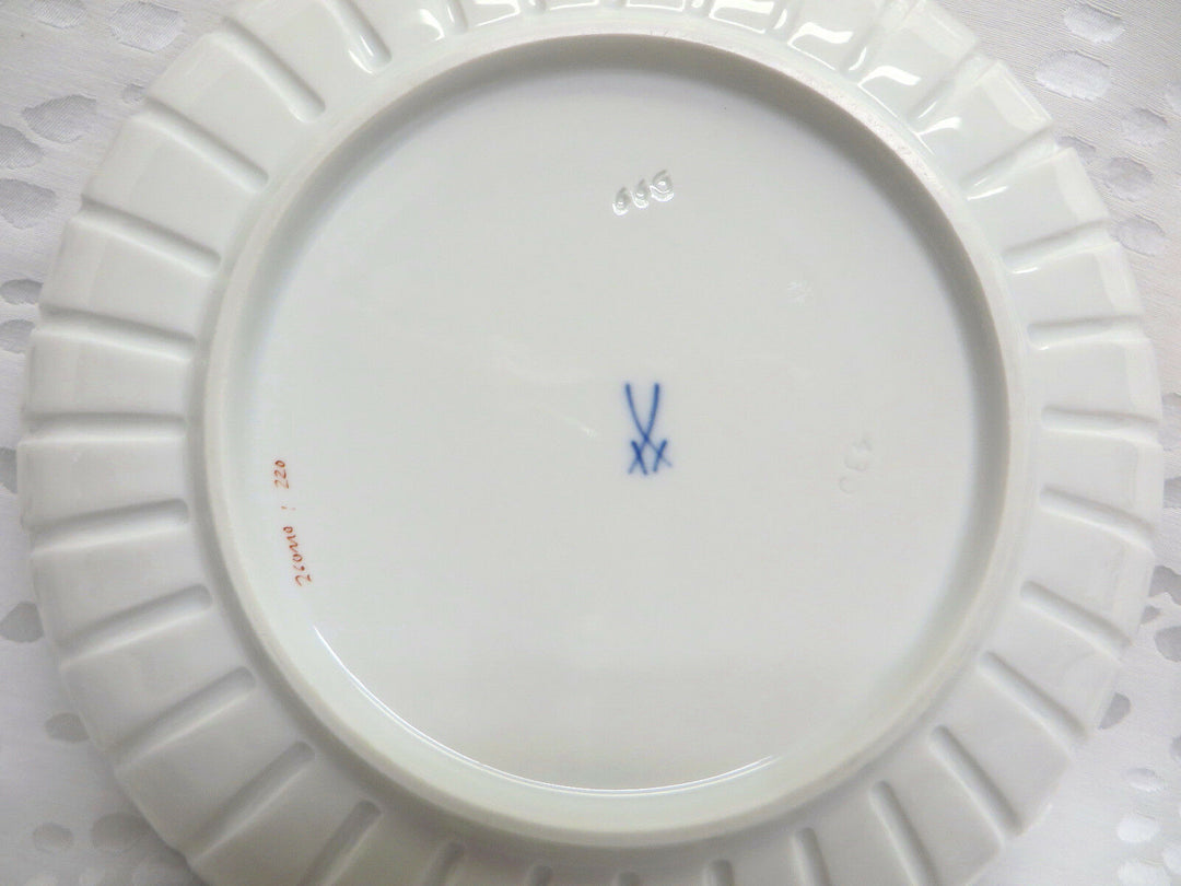 **TOP** Schöne Meissen Fächerschale 1.Wahl mit Vogel, Insekt und Blumen 20. Jh.©