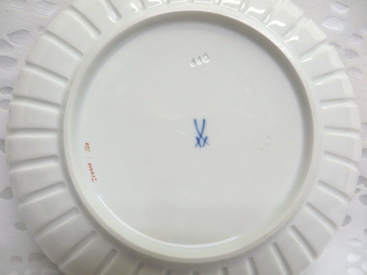 **TOP** Schöne Meissen Fächerschale 1.Wahl mit Vogel, Insekt und Blumen 20. Jh.©