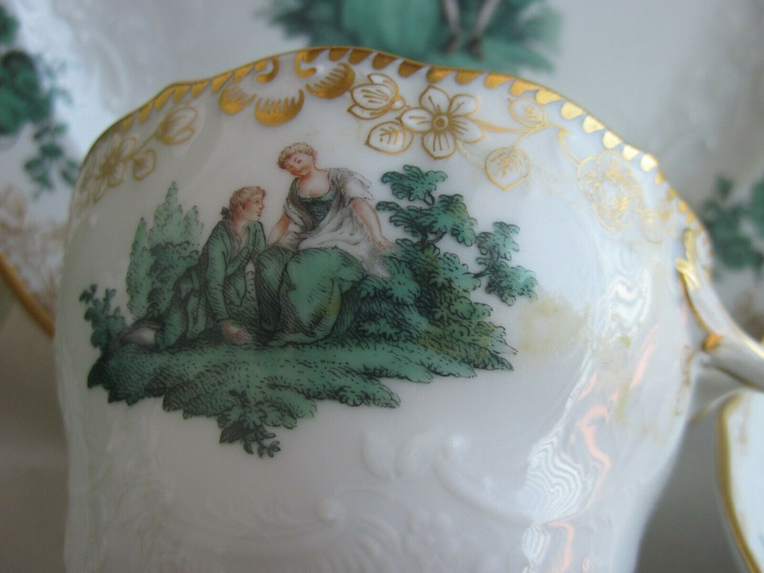 Wunderschöne Meissen Kaffee-Sammeltasse, Kupfergrün mit Watteau-Szenen