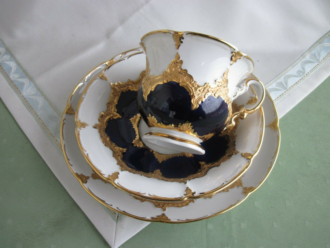 Schöne Meissen Kaffee-Sammeltasse in B-Form mit Kobalt und Gold