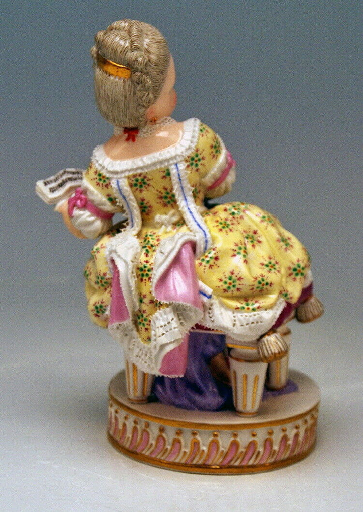 マイセン人形(MEISSEN) 本を持つ若いロココ調の貴婦人