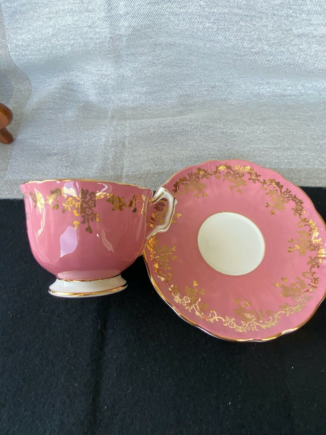 VINTAGE AYNSLEY DARK PINK TEACUP & SAUCER VIOLETS & GOLD