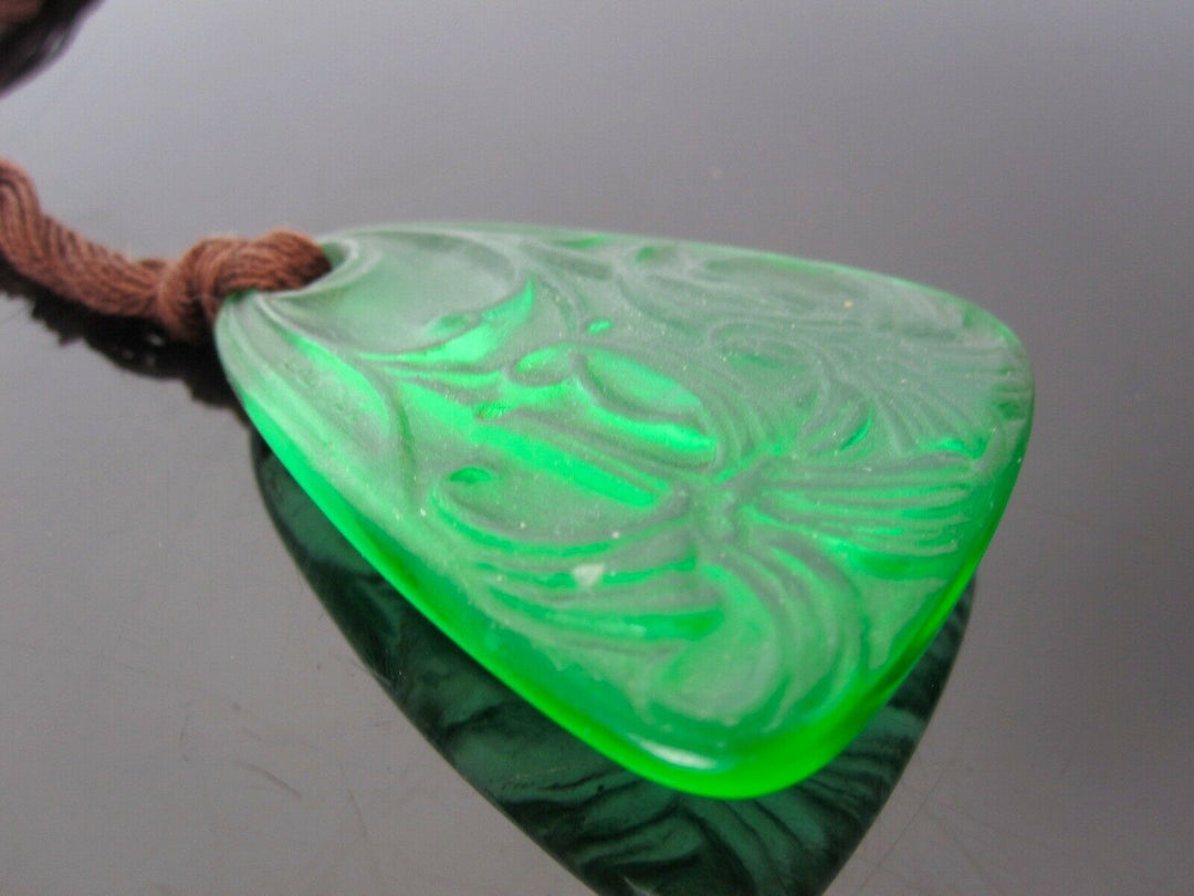René Lalique : ancien pendentif vert émeraude signé R Lalique. Lys pendant.