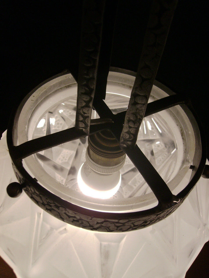 MULLER FRÈRES: SUSPENSION ART DÉCO EN FER FORGÉ ET GLOBE EN VERRE PRESSÉ 1930