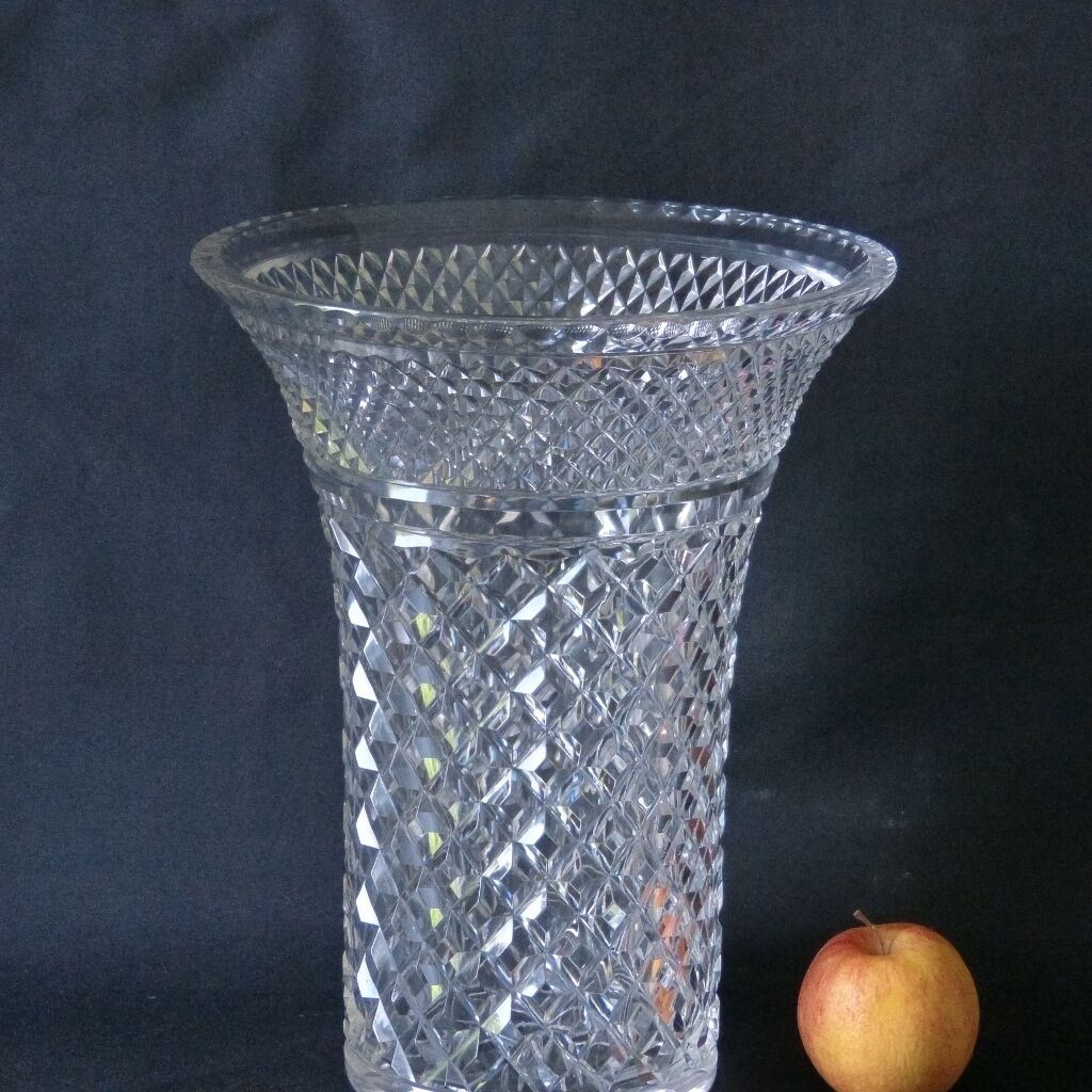 Très Grand Vase En Cristal Taillé Cabochon Et Pointe Diamant, St Louis? Baccarat