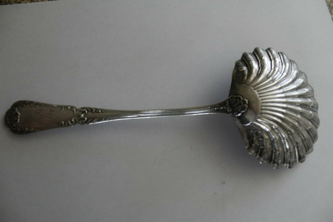 EMILE PUIFORCAT CUILLERE A DESSERT EN ARGENT :MOTIF DE SAINT JACQUES...13H